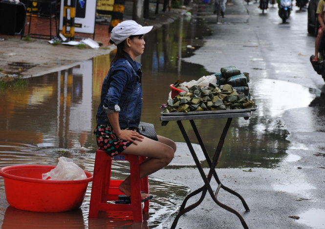 Mọi sinh hoạt, mua bán của dân TP Tuy hào đều đưa ra mặt đường - Ảnh: Nhóm ảnh của Dương Thanh Xuân