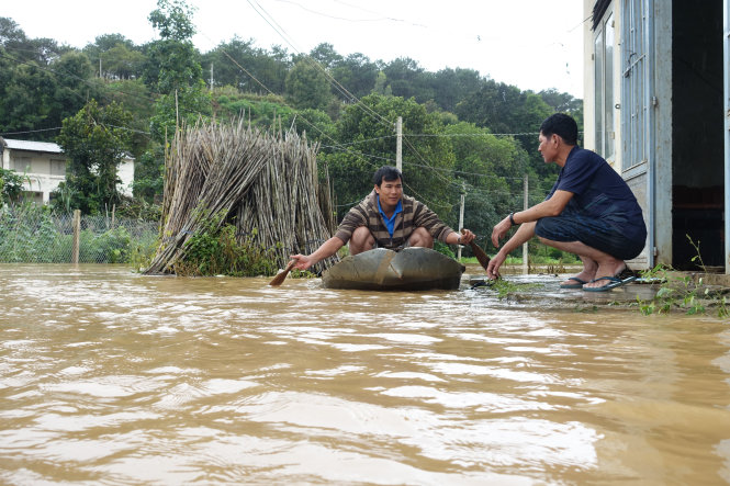 Một số điểm tại huyện Đơn Dương, người dân di chuyển bằng xuồng - Ảnh: MAI VINH