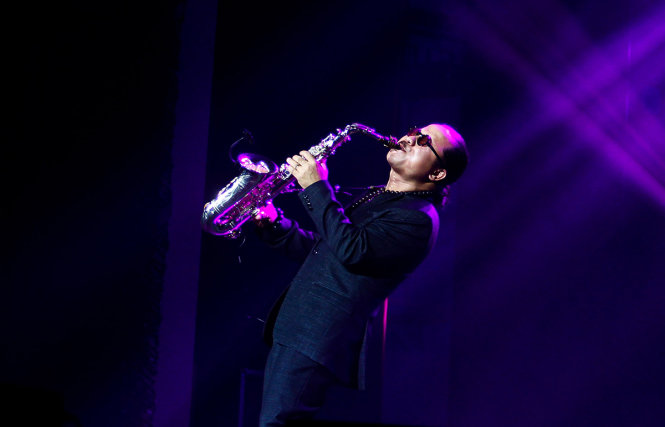 Nghệ sĩ Saxophone Trần Mạnh Tuấn với Lãng đãng chiều đông Hà Nội - Ảnh: NGUYỄN KHÁNH