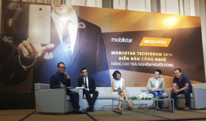 Các diễn giả trong phần thảo luận về thị trường di động cùng xu hướng trong năm 2017, từ trái sang gồm: Giám đốc Mobiistar ông Ngô Nguyên Kha, ông Arthur Wang (MediaTek), bà Phan Thanh Uyên (đại diện chuỗi bán lẻ FPT Shop), ông TJ Lim (MediaTek) và ông Đoàn Văn Hiểu Em (đại diện chuỗi bán lẻ Thế giới Di động) - Ảnh: T.Trực