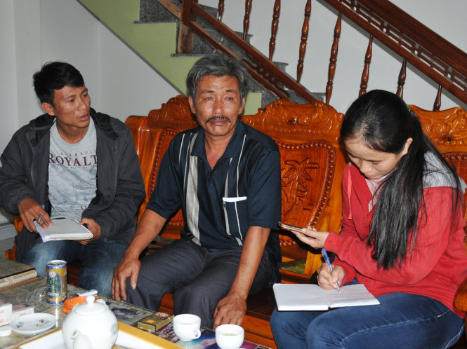 Lúc 13g30 ngày 3/11, trong lúc di chuyển tàu chở 4 ngư dân đã bị sóng đánh chìm. Sau 9 giờ bị chìm tàu, lênh đênh trên sóng biển, lúc 23 giờ cùng ngày, ông Trần Văn Tâm, 49 tuổi ở khu phố Lê Duẩn, P6 TP Tuy Hòa đã cùng với hai thuyền viên khác đã dạt vào bờ, được cứu sống - Ảnh: DƯƠNG THANH XUÂN