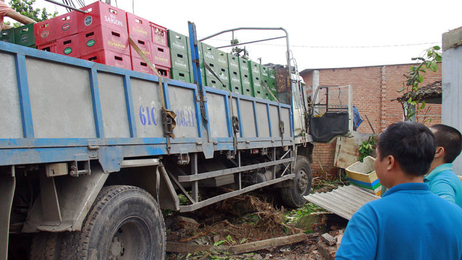 Hiện trường xe tải chở bia lao vào nhà dân - Ảnh: Xuân An