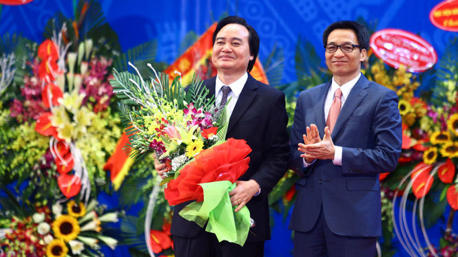 Phó thủ tướng chính phủ Vũ Đức Đam tặng hoa cho Bộ trưởng Bộ GD&ĐT Phùng Xuân Nhạ - Chủ tịch Hội đồng Chức danh giáo sư nhà nước - Ảnh: Nguyễn Khánh