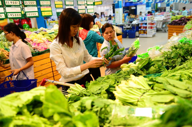 Khách hàng mua sắm tại siêu thị Co.op Mart Bình Triệu (Thủ Đức, TP.HCM) - Ảnh: QUANG ĐỊNH