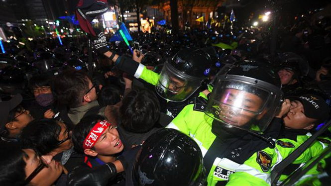 Người biểu tình Hàn Quốc ẩu đả với cảnh sát trong cuộc biểu tình phản đối tổng thống Park ngày 29-10 - Ảnh: AFP