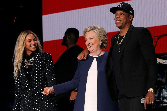 Ứng viên Hillary Clinton (giữa) được các nghệ sĩ da màu danh tiếng Jay Z và Beyonce (trái) hỗ trợ trong buổi trình diễn 
