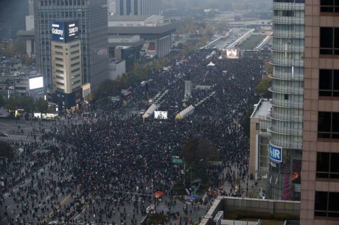 Hàng chục ngàn người đổ về trung tâm Seoul chiều tối 5-11 - Ảnh: EPA