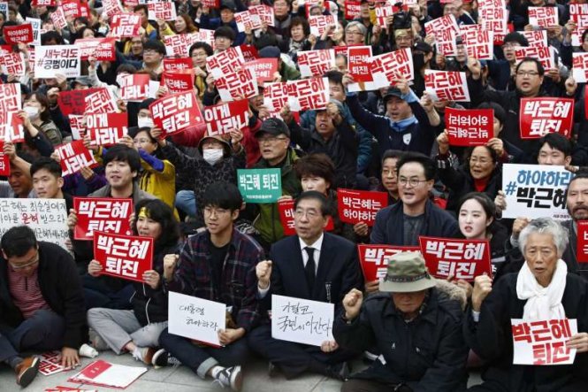 Thị trưởng Seoul Park Won Soon (giữa) cũng tham gia vào đoàn biểu tình - Ảnh: EPA