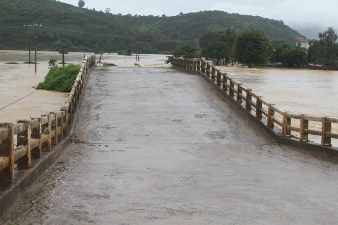 Cầu bê tông trên tỉnh lộ 9, huyện Krông Bông, Đắk Lawsk bị mưa lũ làm hư hại, một phần cầu bị gãy ngày 5-11. Ảnh: Phan Tuân