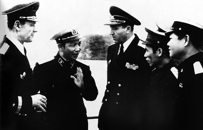 Chuẩn đô đốc Trần Văn Giang (thứ hai từ trái) trao đổi kinh nghiệm với chuyên gia Liên Xô - Ảnh: M.L.