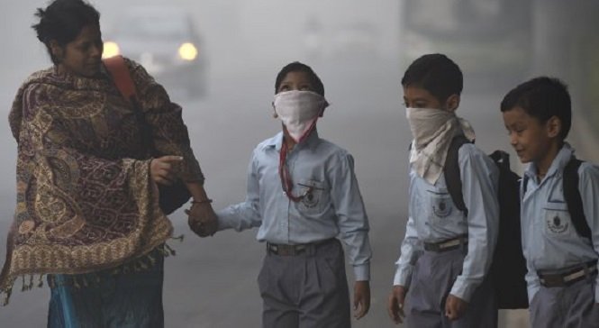 Học sinh Ấn Độ đi học trong không khí ô nhiễm hôm 3-11 - Ảnh: GETTY