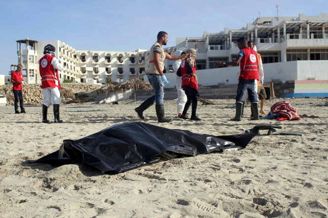 Thi thể một người di cư xấu số trôi dạt vào bờ biển Lybia - Ảnh: Reuters