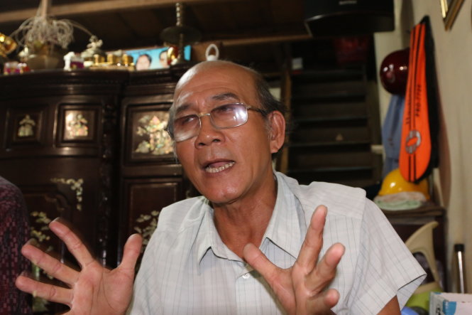 Ông Nguyễn Ngọc Tốt đang kể về cái chết của liệt sĩ Bảy - Ảnh: Gia Minh