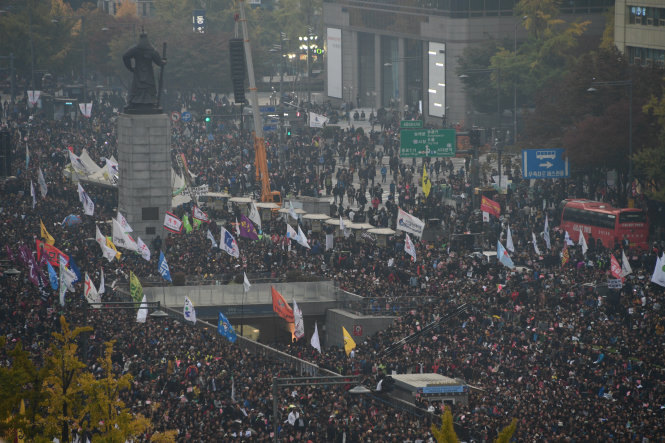 Hàng chục nghìn người biểu tình ở Seoul ngày 5-11 - Ảnh: AFP