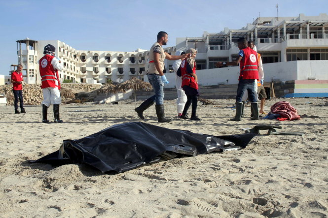 Một thi thể người nhập cư xấu số dạt vào bờ biển Libya - Ảnh: Reuters