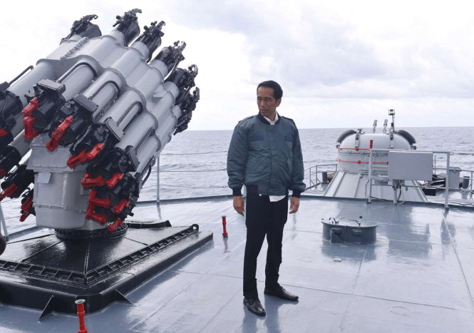 Tổng thống Joko Widodo đi thăm tàu chiến Indonesia ở vùng biển Natuna hồi tháng 6-2016 - Ảnh: Reuters