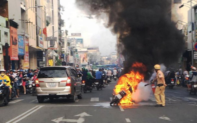Xe máy bốc cháy trên đường Phan Đình Phùng (Q.Phú Nhuận) - Ảnh: Bao Tran