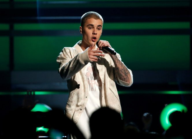 Ca sĩ Justin Bieber đại thắng trong lễ trao giải MTV EMA 2016 - Ảnh: Reuters
