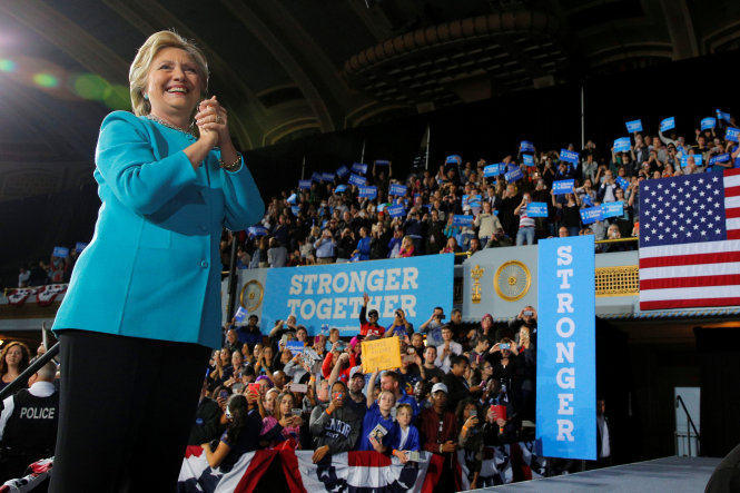 Bà Hillary Clinton đi vận động tranh cử ở bang Ohio ngày 6-11 - Ảnh: Reuters