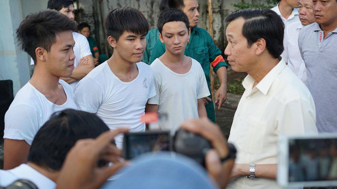 Bộ Trưởng Đào Ngọc Dung hỏi thăm học viên tại Trung tâm cai nghiện ma túy tỉnh Đồng Nai - Ảnh: THUẬN THẮNG
