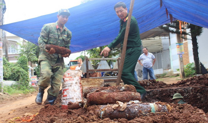 Lực lượng công binh Bộ chỉ huy quân sự tỉnh Đắk Lắk đang tiến hành xử ly đưa đạn và đầu ngòi nổ lên mặt đất - Ảnh: THÁI THỊNH