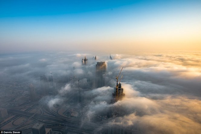 Những tòa nhà cao tầng ở Dubai ẩn hiện trong mây - Ảnh: Dennis Stever