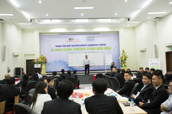 Chủ tịch Học viện FPT, ông Trương Gia Bình với bài giảng đầu tiên cho lớp Mini MBA. Ảnh: D.THÙY