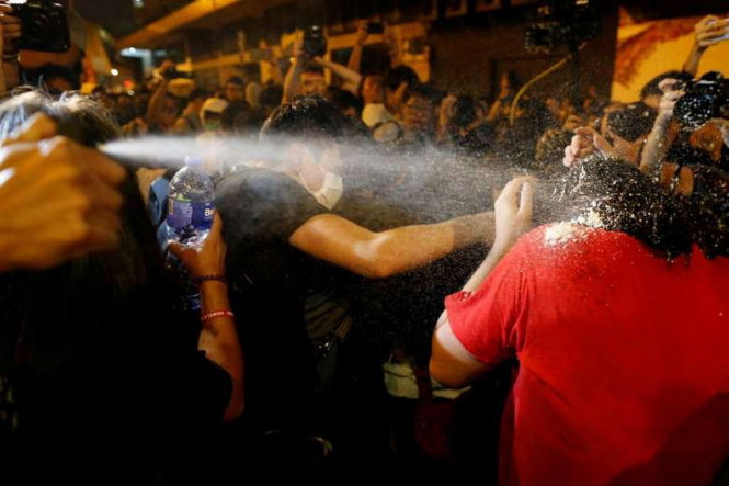 Một người biểu tình bị trúng hơi cay của cảnh sát Hong Kong - Ảnh: Reuters