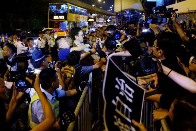 Cảnh sát và người biểu tình đụng độ - Ảnh: Reuters