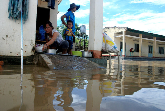 Một giáo viên nội trú tranh thủ nước rút để dọn dẹp lại nhà cửa tại điểm Trường tiểu học Y Ngông, buôn Krông, huyện Krông Ana - Ảnh: B.D