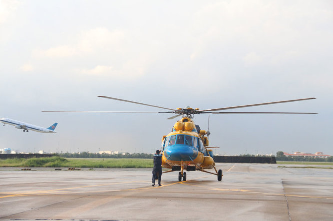 Trực thăng đưa ngư dân từ đảo Song Tử Tây về đất liền cấp cứu hạ cánh tại TP.HCM - Ảnh: Minh Phượng