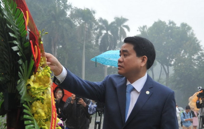 Chủ tịch UBND thành phố Hà Nội Nguyễn Đức Chung dẫn đầu đoàn đại biểu của thành phố Hà Nội tới đặt vòng hoa tưởng niệm tại tượng đài V.I LeNin - Ảnh: Xuân Thành