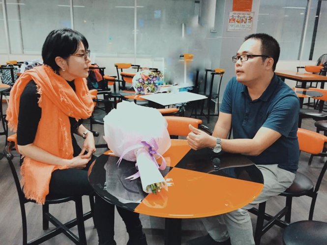 Bà Lyndia Park đến sân bay Đà Nẵng đang trò chuyện cùng đạo diễn Phan Đăng Di chủ tịch Gặp gỡ mùa thu - Ảnh: DNY