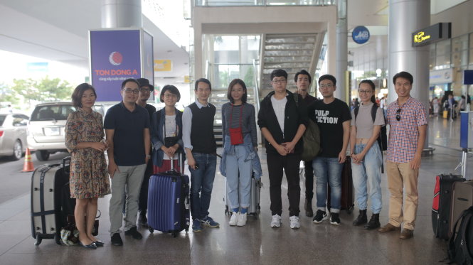 Đạo diễn Trần Anh Hùng (thứ năm từ trái sang) cùng các sinh viên Đài Loan và ban tổ chức Gặp gỡ mùa thu tại sân bay Đà Nẵng chiều 7-11- Ảnh: DNY