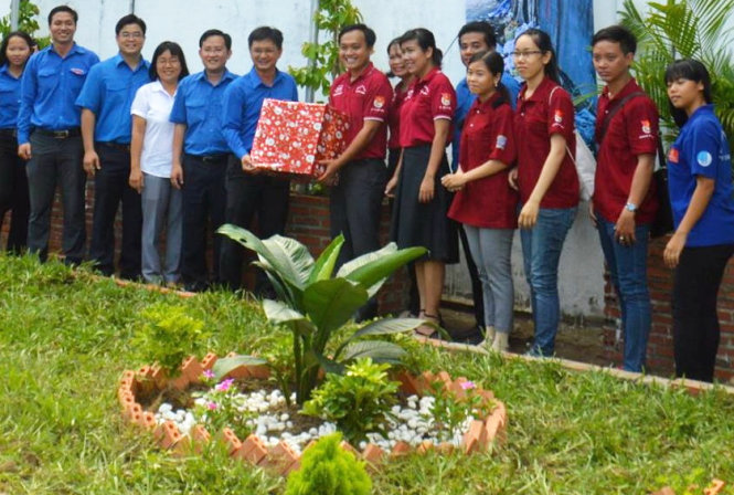 Bãi rác \'hô biến\' thành vườn hoa đẹp ở Sài Gòn - Tuổi Trẻ Online