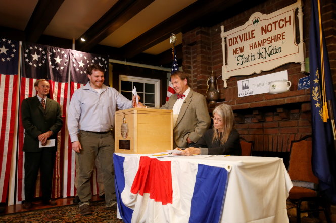 Ông Clay Smith trở thành cử tri đầu tiên bỏ phiếu trong ngày chính thức 8-11 ở thị trấn bé xíu Dixville Notch, bang New Hampshire - Ảnh: Reuters