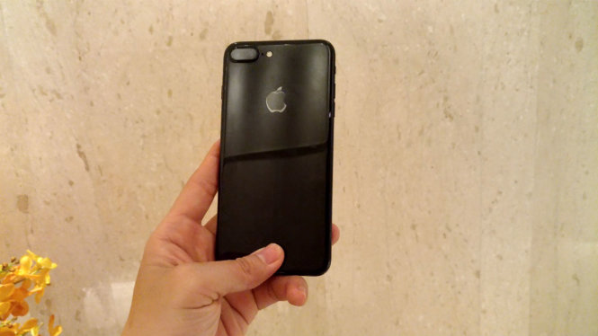 Phiên bản đen bóng bẩy Jet Black mới của iPhone 7 Plus đang hút hàng - Ảnh: Phong Vân