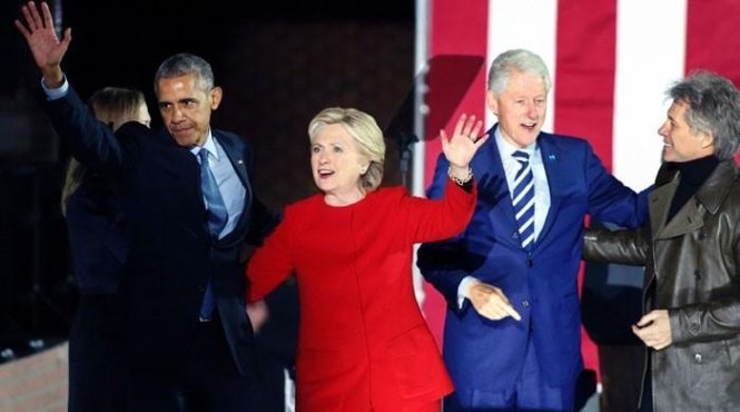 Bà Clinton xuất hiện cùng chồng Bill Clinton (phải) và tổng thống Obama (trái) trong buổi vận động tranh cử ở Philadelphia - Ảnh: AFP