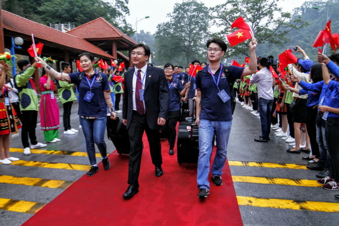 Đoàn đại biểu thanh niên Trung Quốc sang tham dự liên hoan tại cửa khẩu quốc tế Hữu Nghị- Ảnh: NAM TRẦN