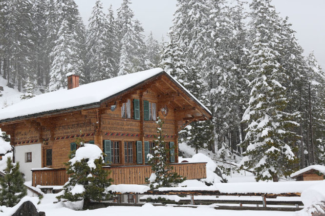 Nhà gỗ trên núi ở Thụy Sĩ