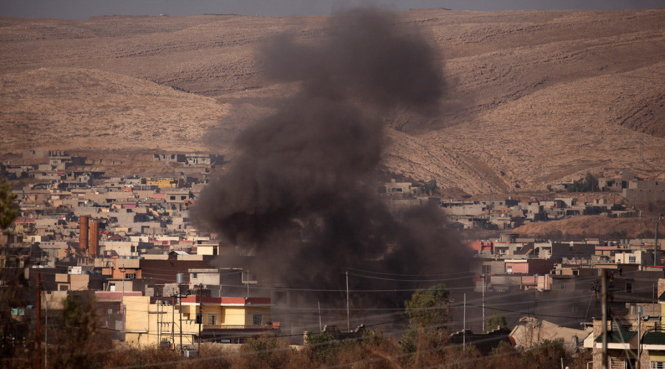 Khói đen bốc lên sau đụng độ giữa liên quân và nhóm IS ở thị trấn Bashiqa, phía đông thành phố Mosul, hôm 7-11 - Ảnh: REUTERS