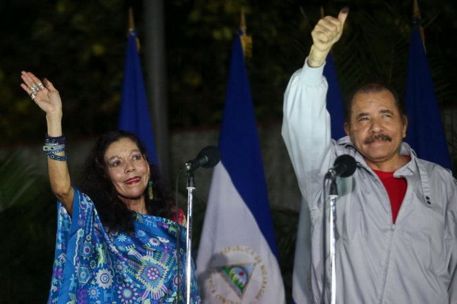 Tổng thống Daniel Ortega và vợ, phó tổng thống Rosario Murillo, vẫy chào người ủng hộ sau khi bỏ phiếu ở Managua, Nicaragua - Ảnh: AP