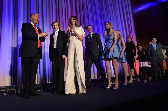 Gia đình tỉ phú Trump bước ra sân khấu cảm ơn những người ủng hộ - Ảnh: AFP