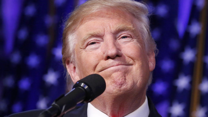 Nụ cười của ông Donald Trump trong lúc phát biểu cảm ơn những người ủng hộ - Ảnh: Reuters