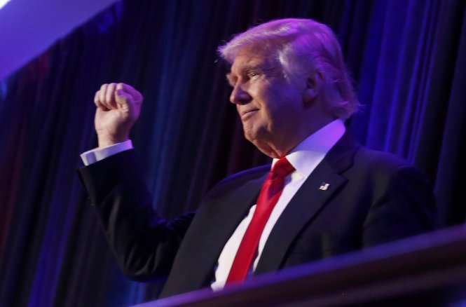 Ông Trump ăn mừng chiến thắng - Ảnh: Reuters