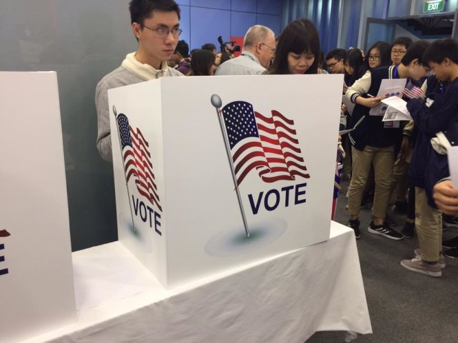 Các bạn trẻ Hà Nội trải nghiệm cách thức bỏ phiếu kiểu Mỹ - Ảnh: THANH HÀ