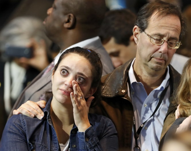 Người ủng hộ bên đảng Dân chủ thật sự thất vọng qua những giọt nước mắt của người thua tức tưởi - Ảnh: Reuters