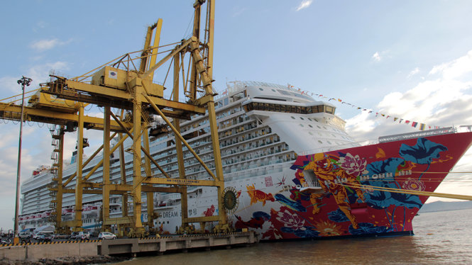 Du thuyền lớn nhất châu Á Genting Dream của Hãng Dream Cruises- Hong Kong cập cảng Tiên Sa, Đà Nẵng vào chiều 10/11 - Ảnh: TRƯỜNG TRUNG