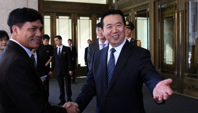 Ông Meng Hongwei (phải) - Ảnh: REUTERS