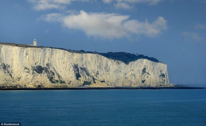 Địa danh Những vách đá trắng vùng Dover (White Cliffs of Dover) của Anh hiện đang bị xói mòn với tốc độ nhanh chưa từng thấy - Ảnh: Shutterslock/Daily Mail
